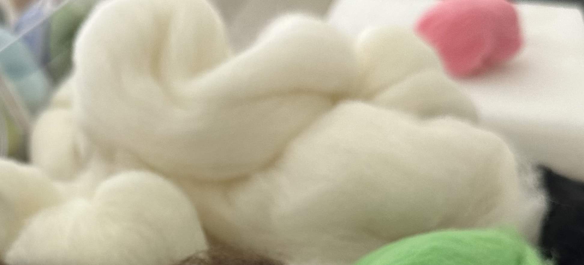 Vengono forniti tutti i materiali, come la lana merino australiana non tinta.